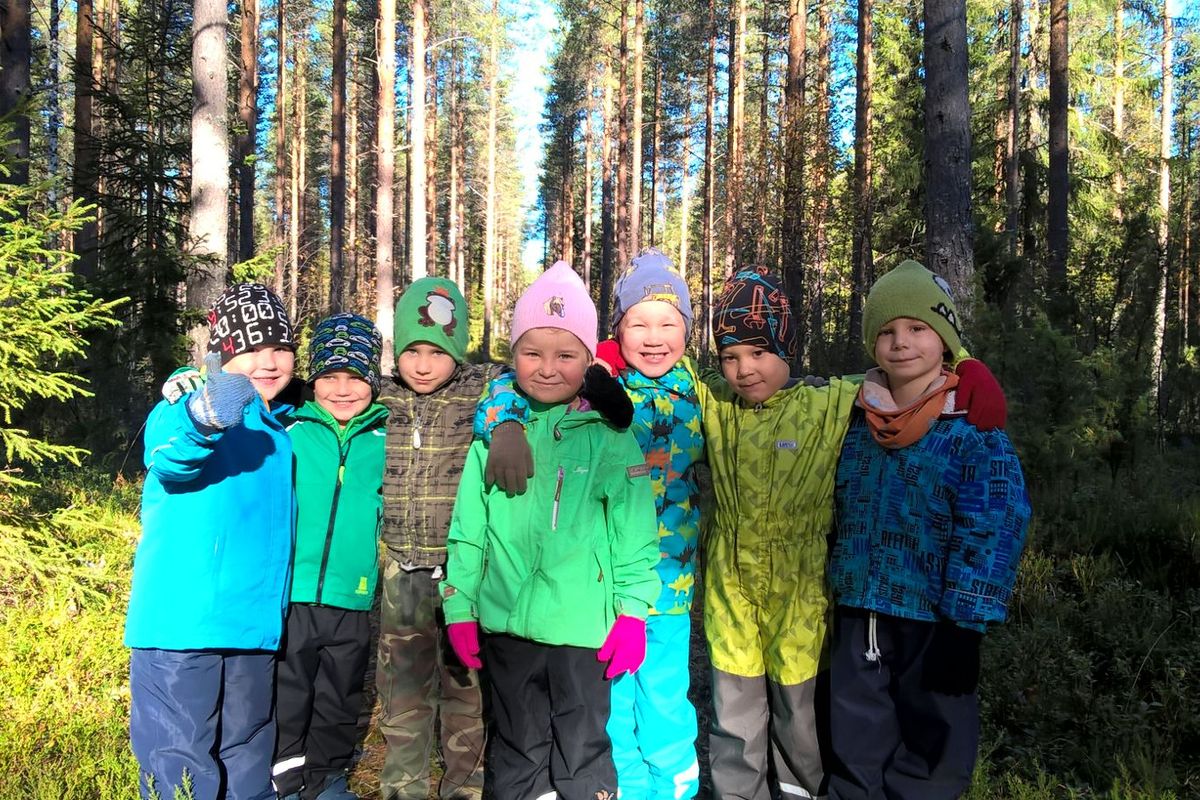 lapsia metsässä