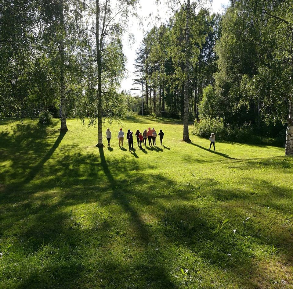 nuoria kesällä leirikeskuksessa