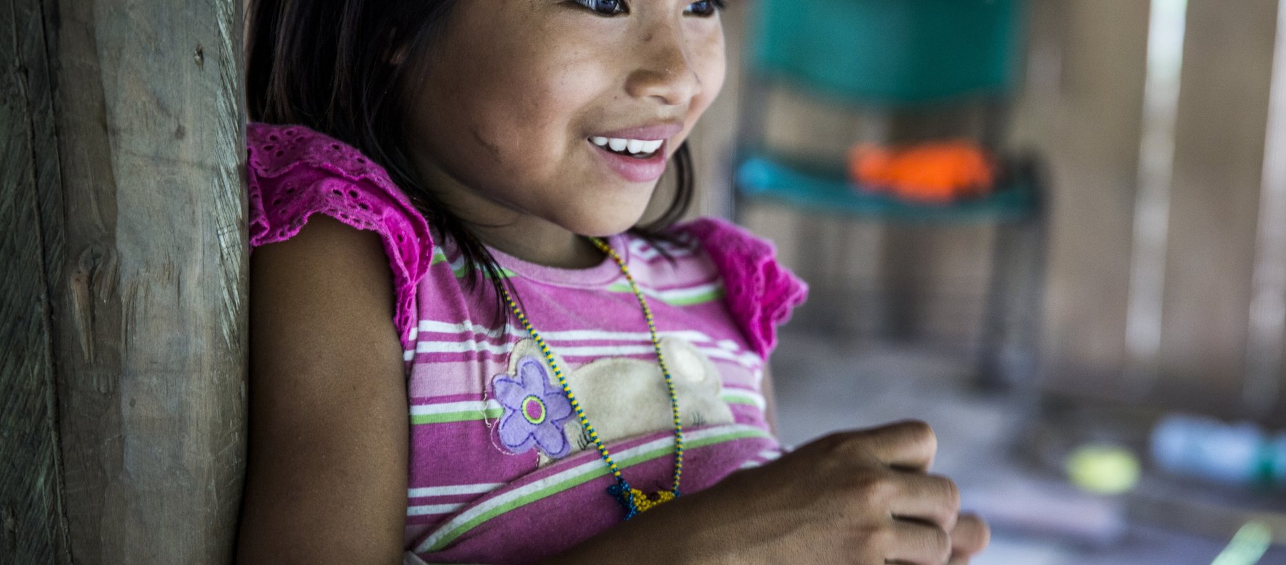 Kuva Meeri Koutaniemi kuvassa Kolumbialainen tyttö violetissa vaatetuksessa